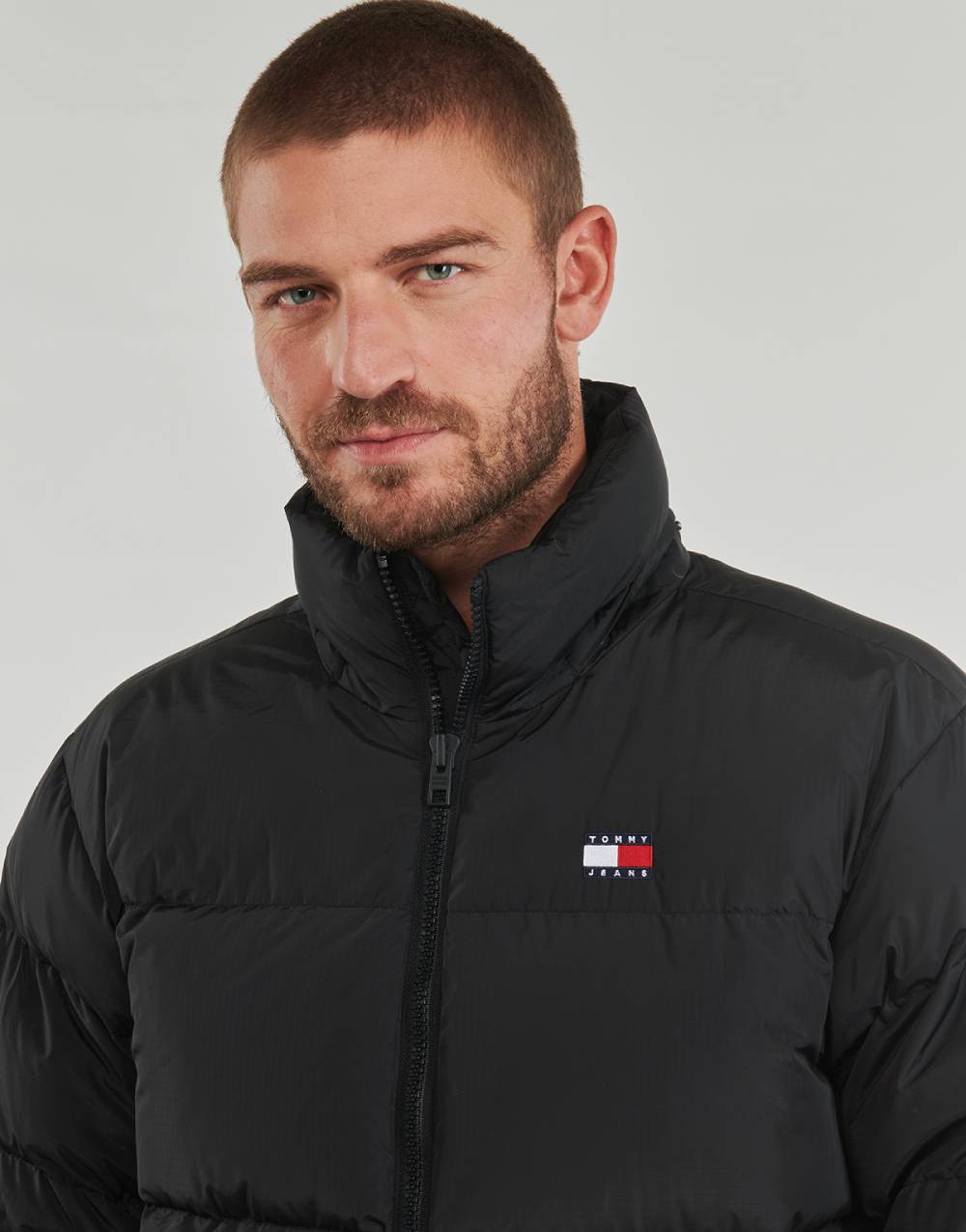 Doudoune Homme Tommy Hilfiger TJM ALASKA PUFFER EXT Noir : Le Calme Parfait en Plein Hiver