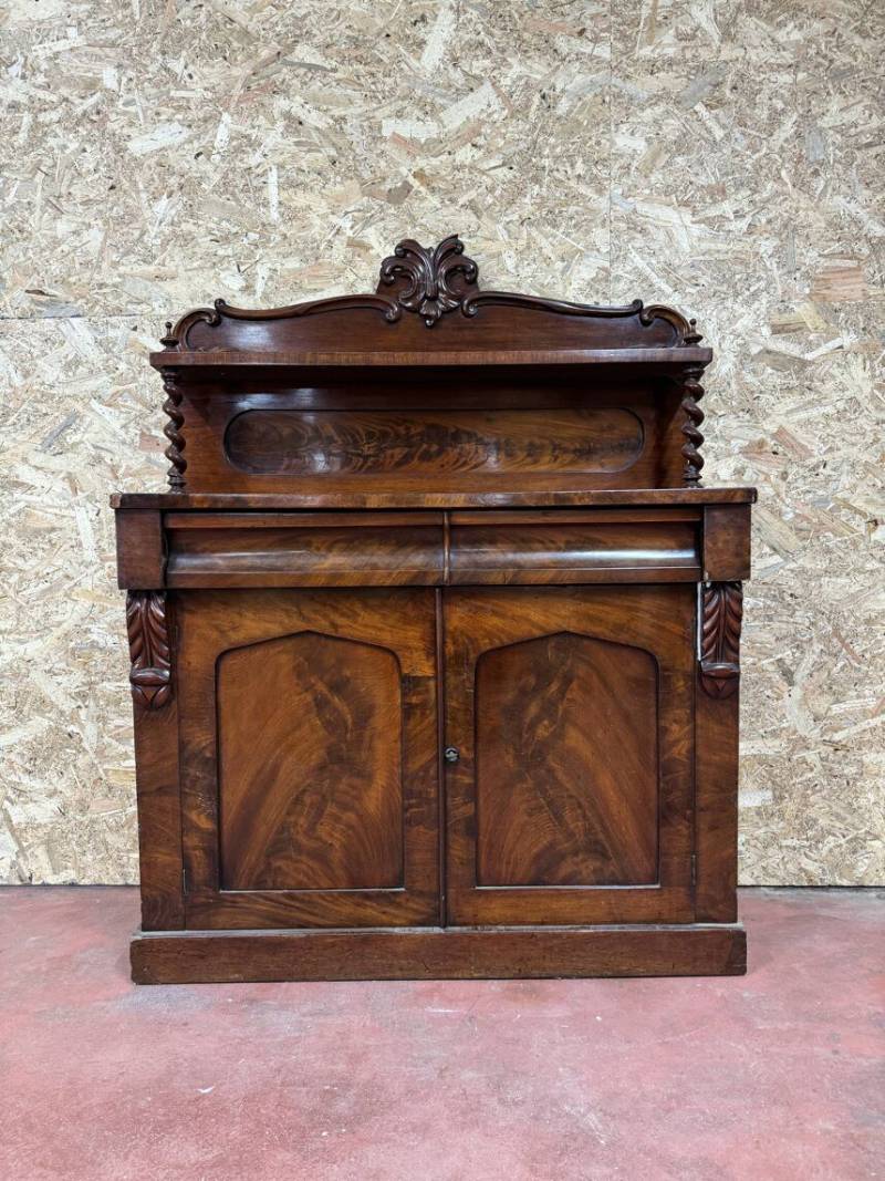 Joli Petit Buffet Anglais en Acajou des Années 1920 : Une Pièce de Charme pour Votre Intérieur