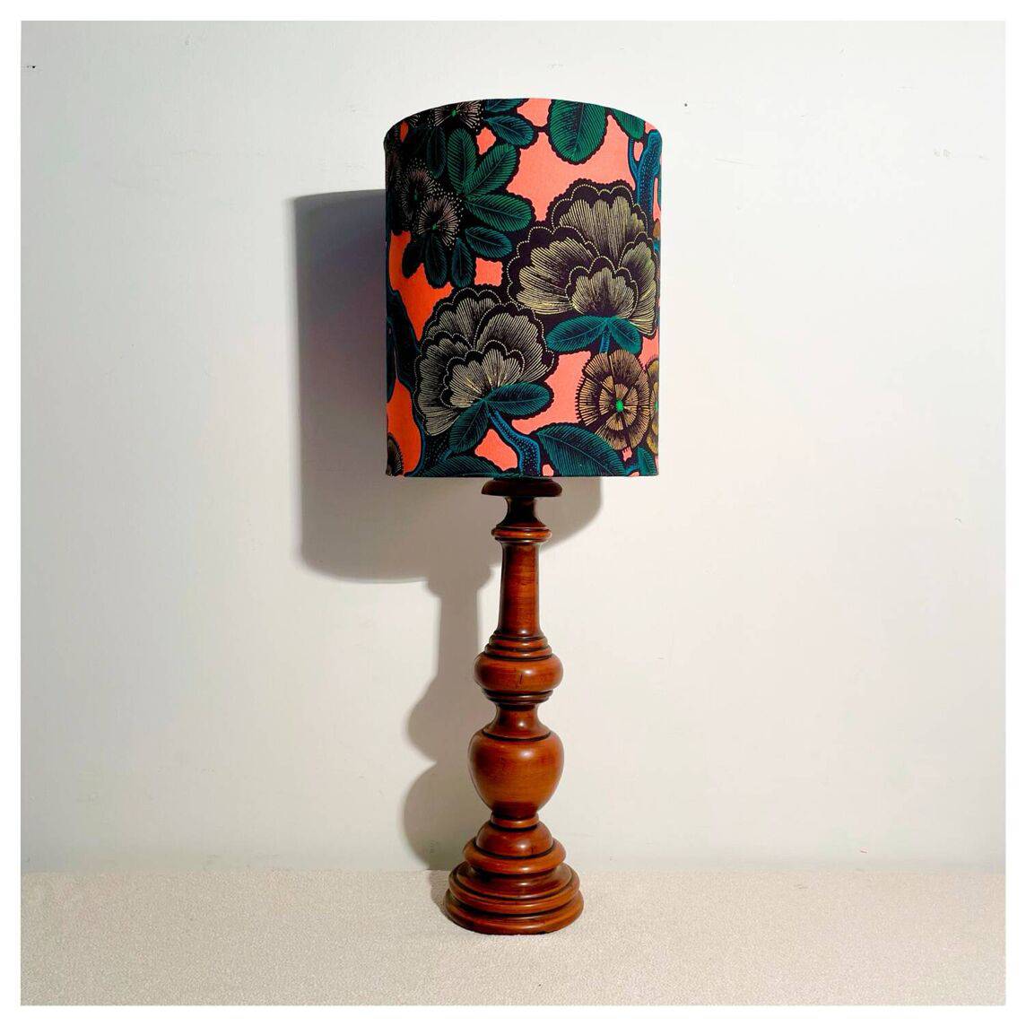 Lampe Vintage avec Abat-Jour Floral Rose Corail : Une Pépite Unique pour Votre Intérieur