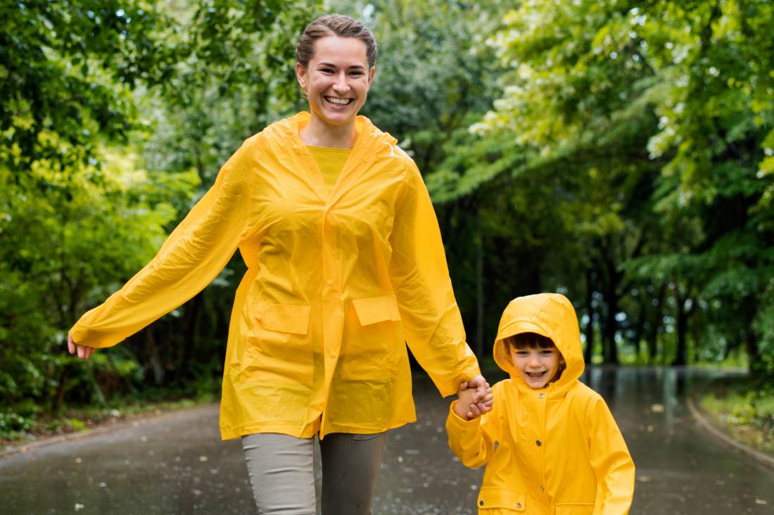 Pour moins se mouiller sous la pluie, vaut-il mieux courir ou marcher ?