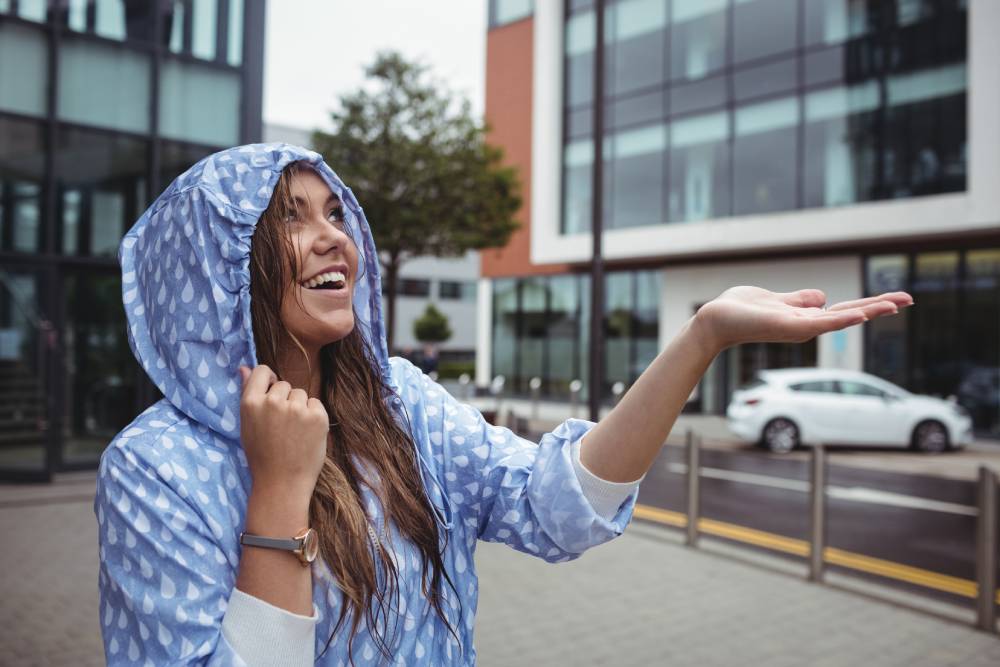 Pourquoi les cheveux bouclent-ils (plus ou moins) en fonction de la météo ?