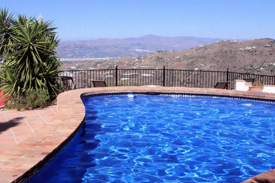 Villa moderne à SAYALONGA avec piscine privée en Andalousie