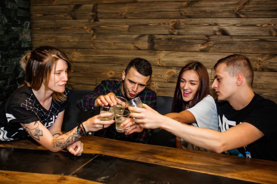 Alcool : c’est quoi le binge drinking ? comment savoir si on est concerné ? 