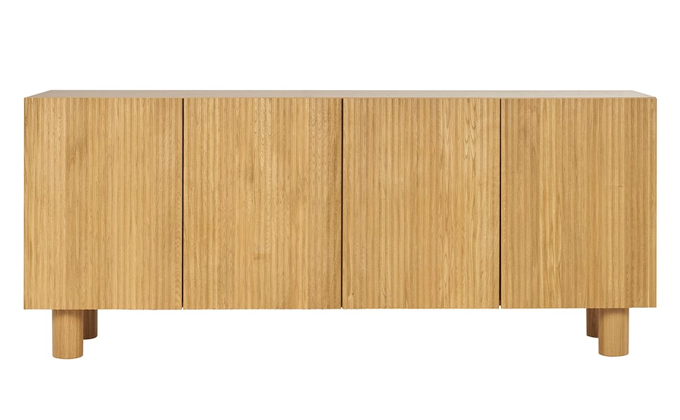 Buffet design GOSHI 4 portes en bois clair chêne massif gravé - Miliboo