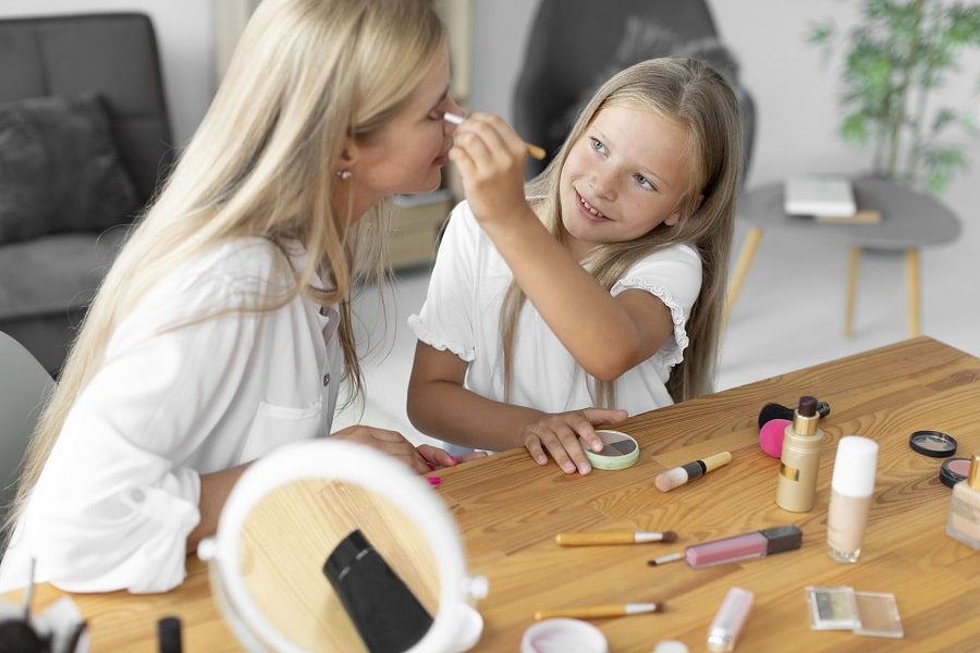 « Sephora kids » : pourquoi les cosmétiques ne doivent pas être utilisés par les enfants