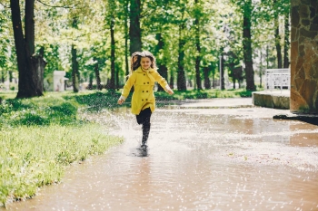 Pour moins se mouiller sous la pluie, vaut-il mieux courir ou marcher ?