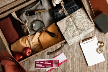 Valise, guide, souvenirs… quand les objets révèlent notre rapport au voyage 